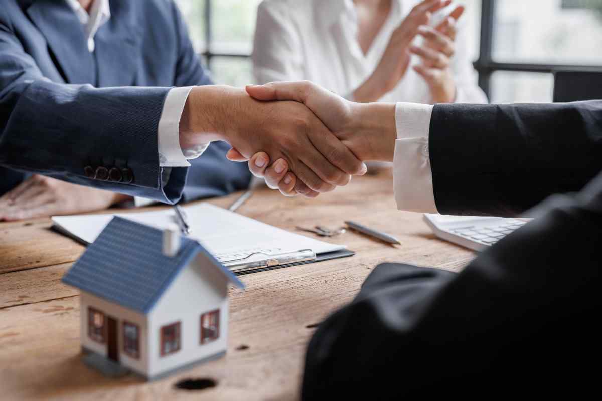 Mortgage broker and homeowner shaking hands
