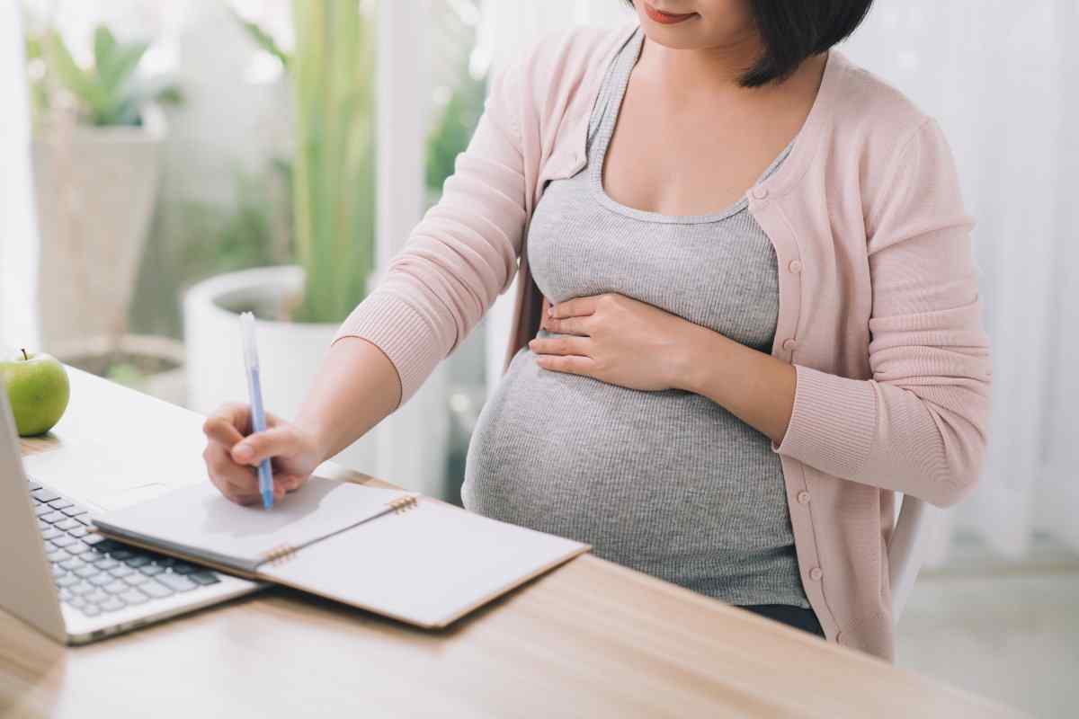 Pregnant woman using laptop.