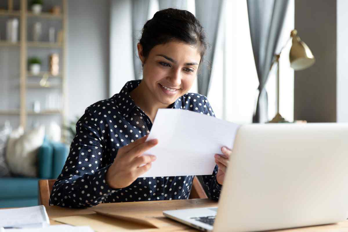 Woman filling out her tax return online.